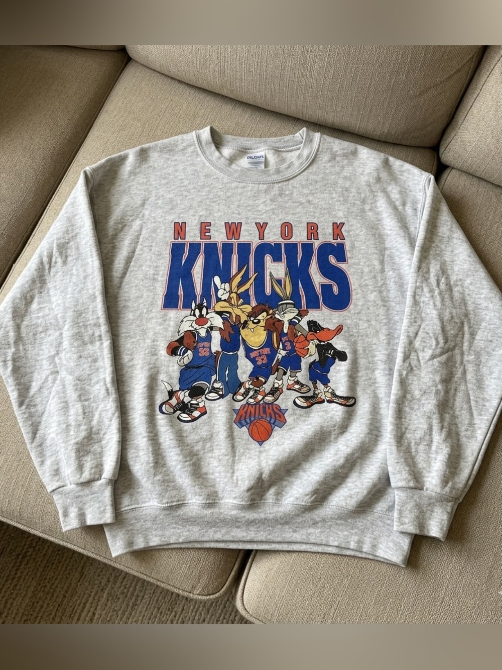 New York Knicks Ash Grey Graphic Crewneck Sweatshirt - Looney Tunes